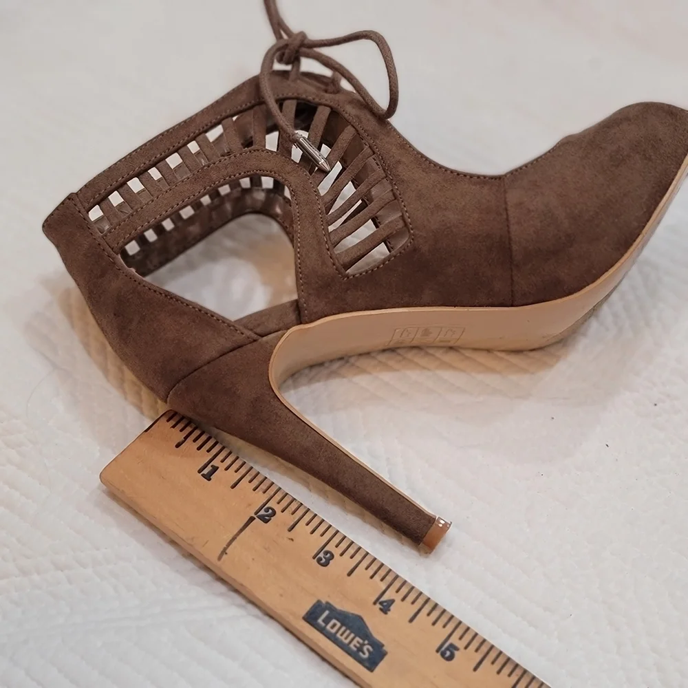 Dolce vita tan lace cutout heels.‎ Size 7.